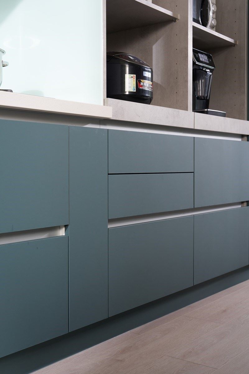 SAKURA KITCHEN 以峽灣綠絲絨門板,創造清爽明亮的廚房配色。