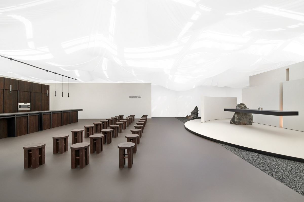 Gaggenau 2024米蘭設計週圓弧形的場館空間劃分為兩端相互連接卻概念相對的展區,分別代表著Gaggenau「現在」與「未來」的美妙平衡