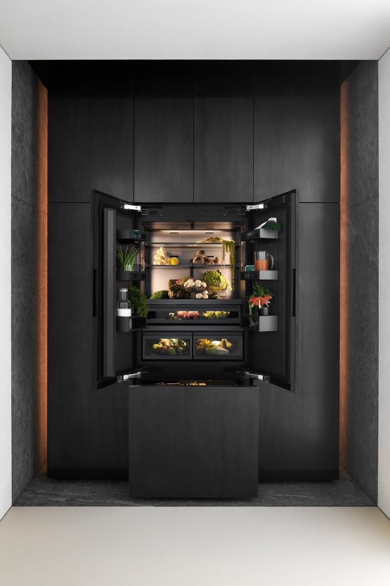Gaggenau首款新世代冰箱 – RVY497190三門法式冰箱,揉合美學和性能,更打造細膩的互動設計,將冰箱推升至全新境界