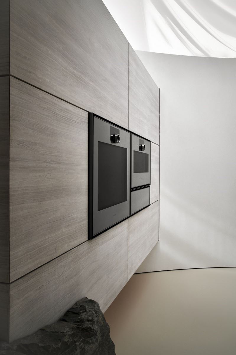 Gaggenau最經典的烤箱作品,首度曝光未來全新面貌;來自19世紀的搪瓷琺瑯內壁、最具辨識度的不銹鋼旋鈕…多項品牌深植人心的設計特色,隨著科技和時代的腳步,誕生承襲經典再升級的全新系列