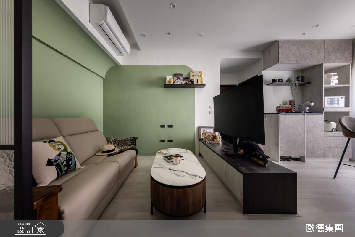 依照皮皮喜好, 歐德設計師運用黑白灰色調及「抹茶那堤」色,打造活潑主題牆,還有180度旋轉電視架,讓她方便觀影。