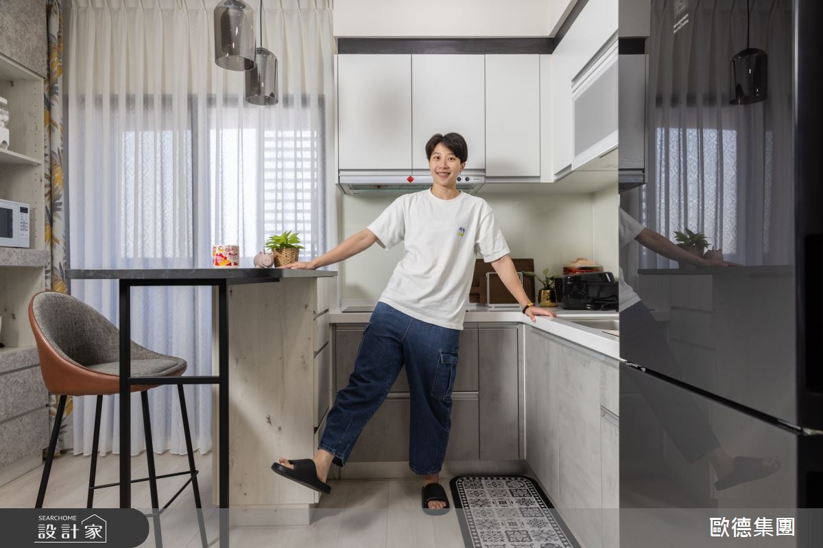 歐德傢俱依皮皮身高量身訂製高腳吧檯,讓她用餐、喝咖啡、賞美景,不用彎腰,舒適自在。