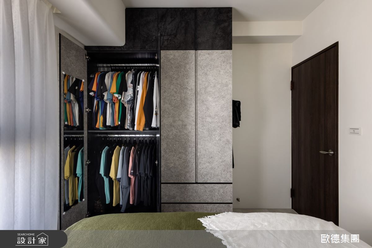 不愛衣褲有皺褶的皮皮,希望一件件吊掛整齊,歐德傢俱客製化衣櫃吊衣桿高度,讓她翻找或吊掛衣褲,輕鬆自如。