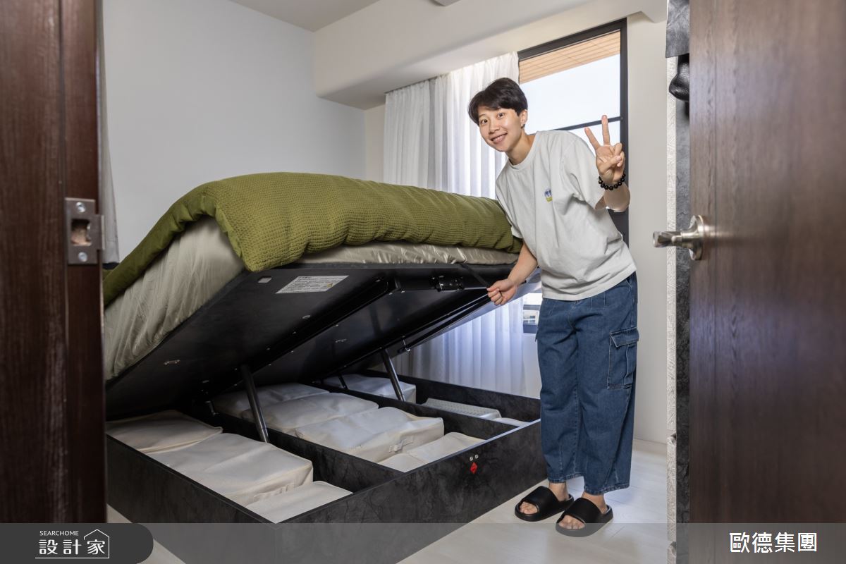 主臥最大需求是放進「King size 床」,但收納一樣不能少,皮皮選用歐德小蜻蜓掀床,讓儲物量翻倍外,她驚人的收納術也讓人稱奇。