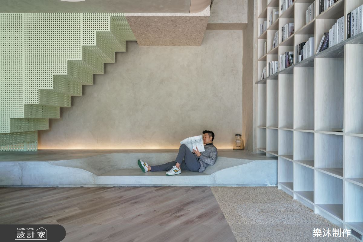 會談區後方的空間則設有一個水泥臥榻區，為人們提供更多休憩的小空間。