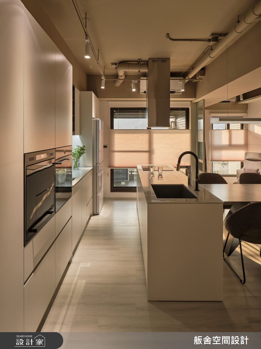 因為下廚頻率高,在中島上方安裝中島型抽油煙機,重新配置管線,強化抽風功能,來維護小宅的空氣品質。