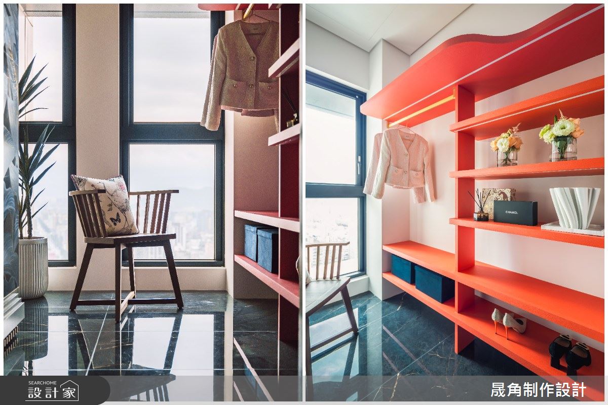 衣物間機能規劃在玄關後方,以亮橘色皮革紋理儲物架提供平時收整衣物用