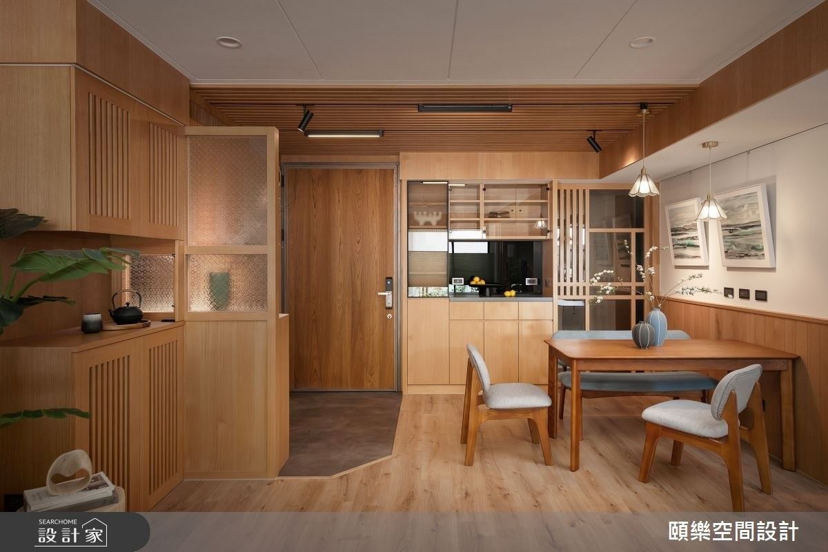 玄關作為家中進出的空間，設計師運用LVT地坪的材質分界，劃分出落塵空間。