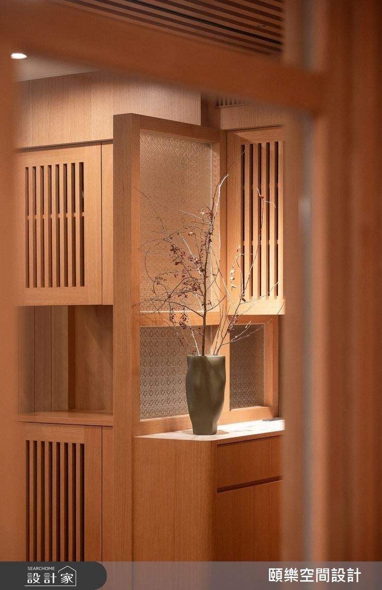 玄關櫃將80年代的眷村氛圍透過玻璃海棠窗花崁入，創造溫馨中的懷舊感，創造空間的層次。