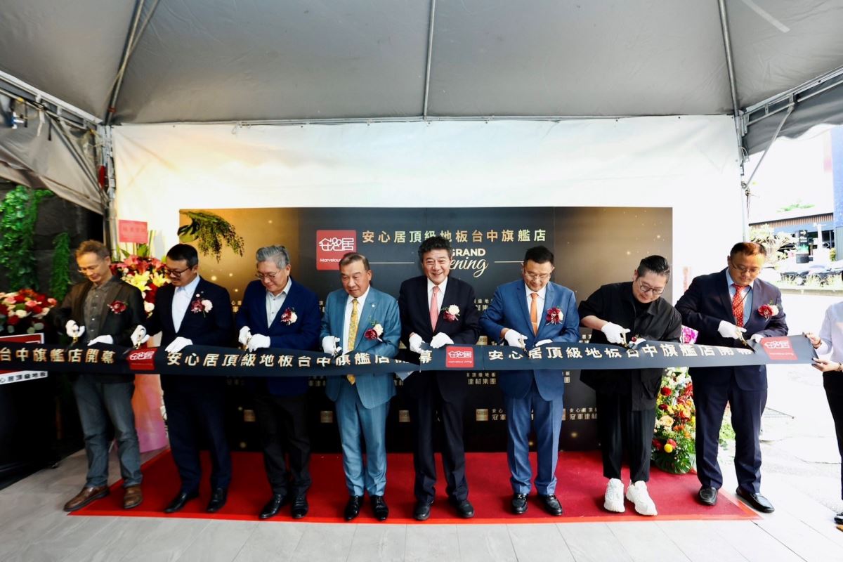 安心居頂級地板開幕茶會由冠軍建材林榮德董事長(右四)、臺中市不動產開發商業同業公會理事長林正雄(左四)、臺中市大台中不動產開發商業同業公會理事長王至亮、中華民國室內設計裝修商業同業公會全國聯合會理事長劉易鑫、台灣室內設計專技協會理事長袁世賢等眾多公會理事長、中部大建商、設計師到場,見證冠軍建材集團的嶄新時刻。