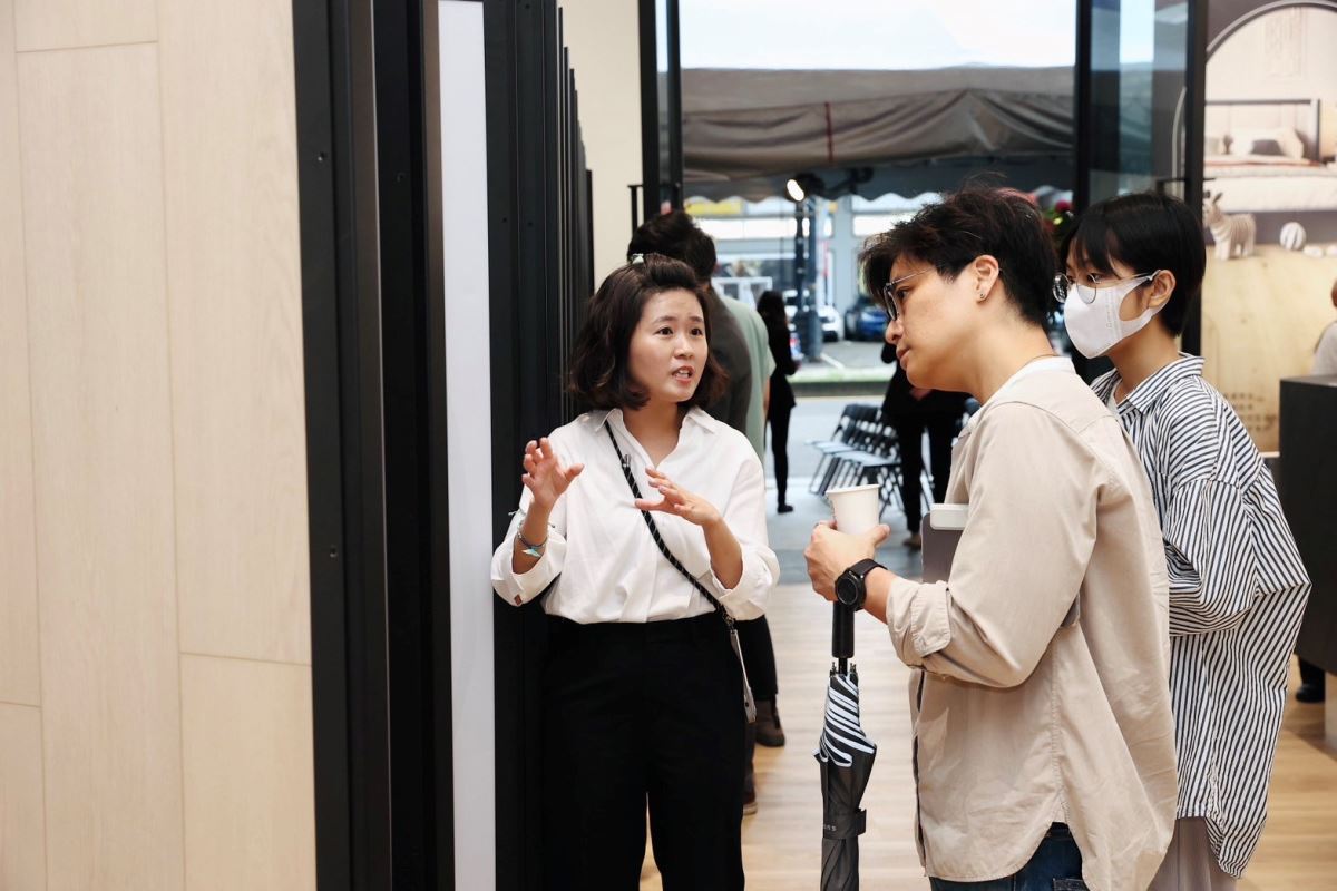 「安心居頂級地板」全新旗艦店,在台中南屯區開幕,吸引在地消費者及專業人士參觀