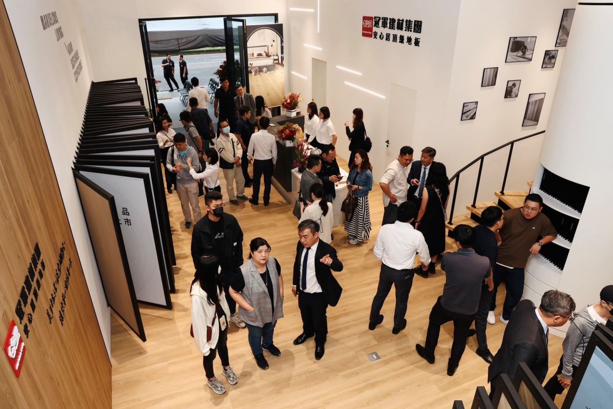 「安心居頂級地板」台中旗艦店開幕,吸引建商、設計師及消費者前來參觀。