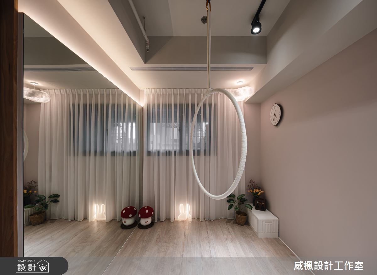 考量女主人是空中瑜珈老師,其中一間房間被設計為瑜珈練習室,並安裝了吊掛式瑜珈圓環,以供女主人使用。