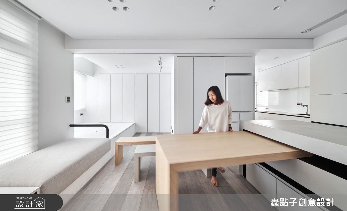 伸縮餐桌可以旋轉方式隱藏於中島