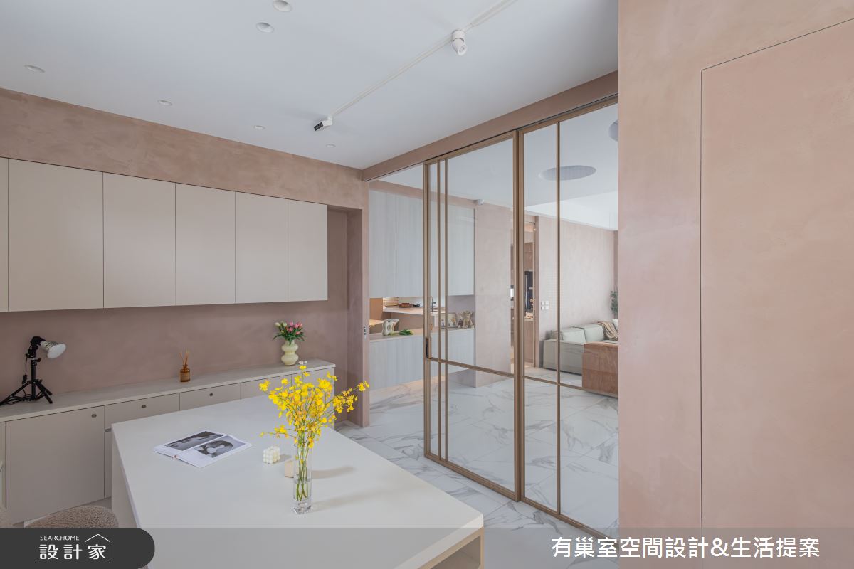 因應女屋主烘焙坊的職業,設計開闊的工作室環境,可以方便她平時在拍攝工作時,也可以照看孩子們的互動。