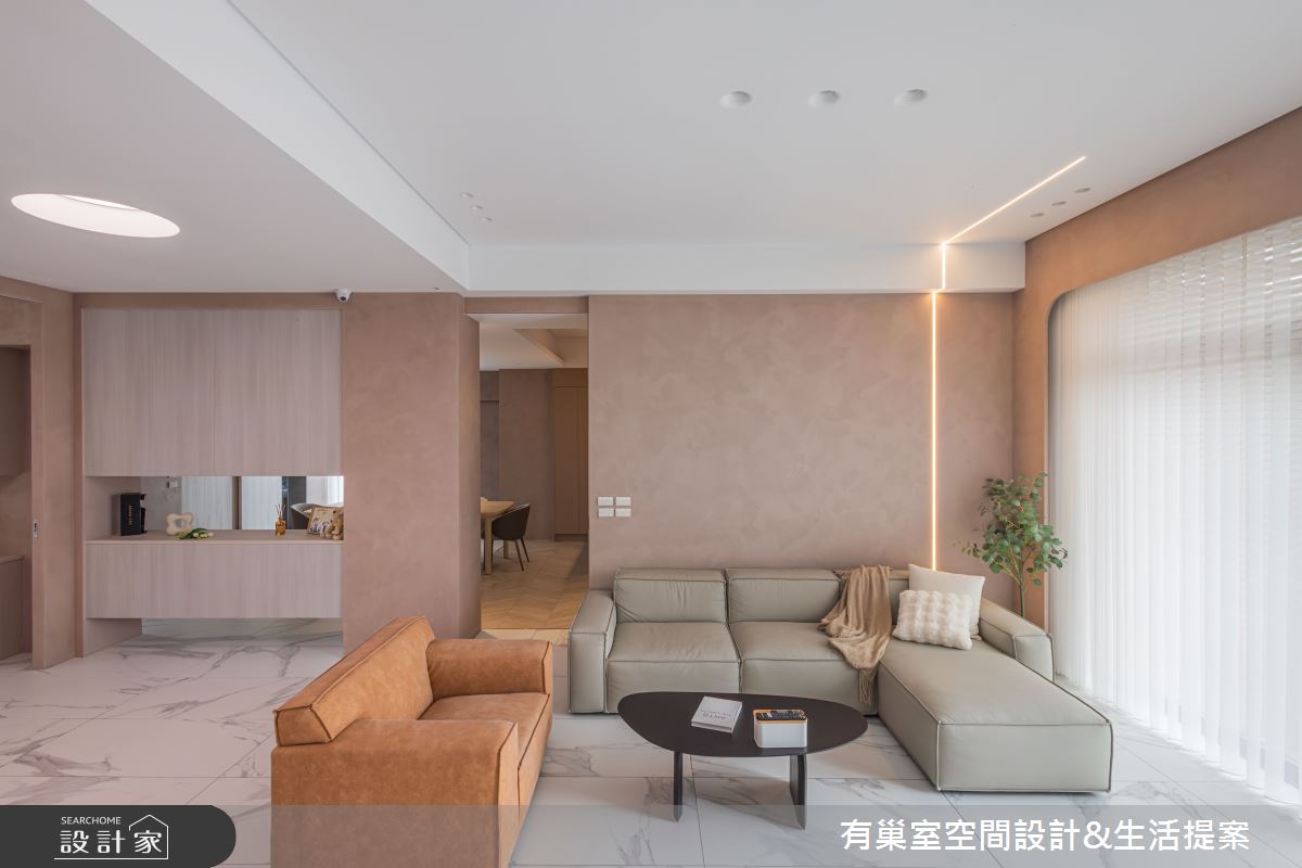 沙發背牆設計縱向燈條,橫跨天花樑後,不走到頭的燈光,強化空間層次。