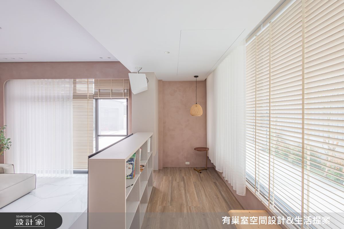 大片落地窗的設計,搭配外面造景,可以讓一年四季不同的綠藝成為客廳的背景牆。