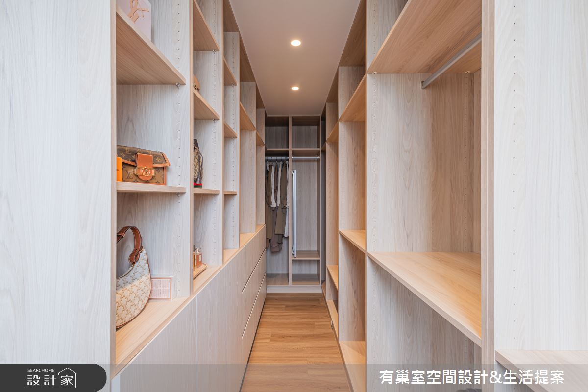床尾電視牆的後方更衣室,作為大量衣物、包包收納的空間。