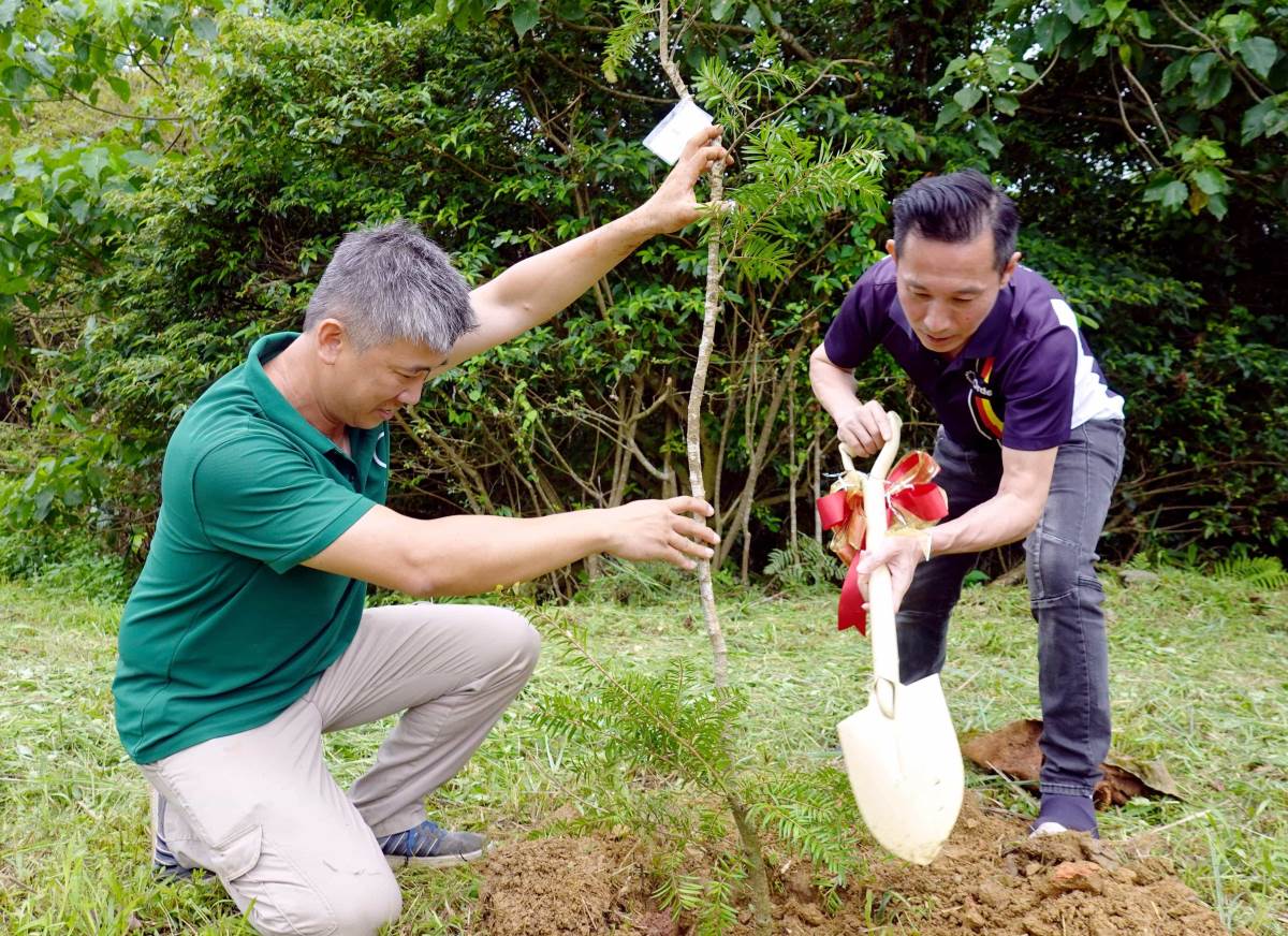 「多一塑不如少一塑」,歐德集團馬副董(右)表示種樹是最有效又永續的解方,「百林計畫」以種植100座樹林為使命,造福後代子孫。