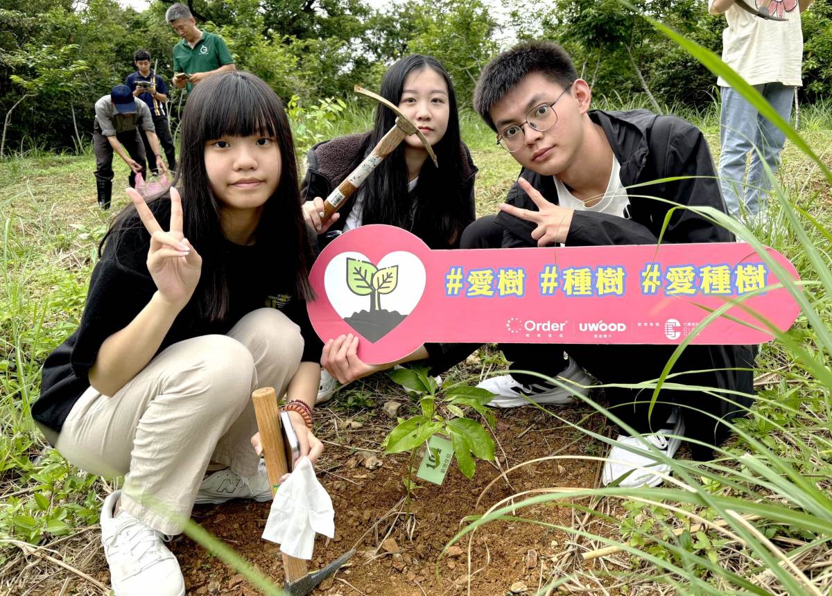 「百大國際綠色大學」的佛光大學學生與歐德集團一起進行校園植樹,打造淨零減碳的優質環境。