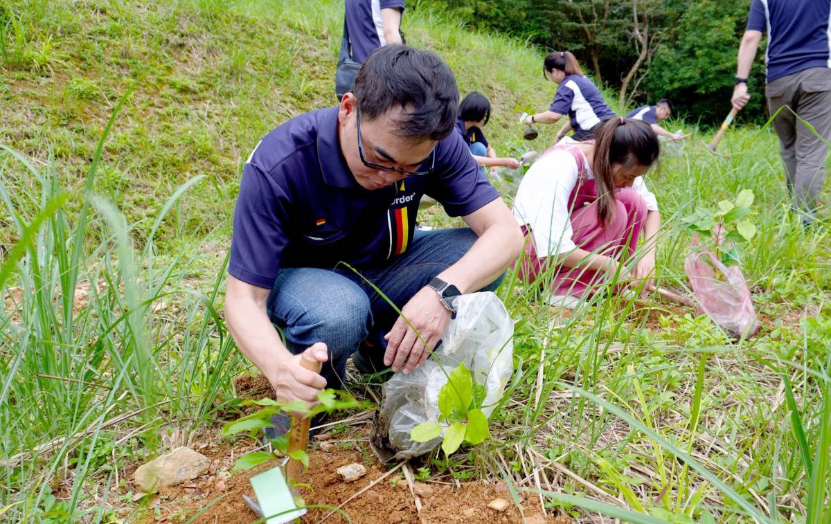 「我種樹我驕傲」平時忙於工作的歐德設計師們,揮汗種下台灣國寶樹,用實際行動守護地球。