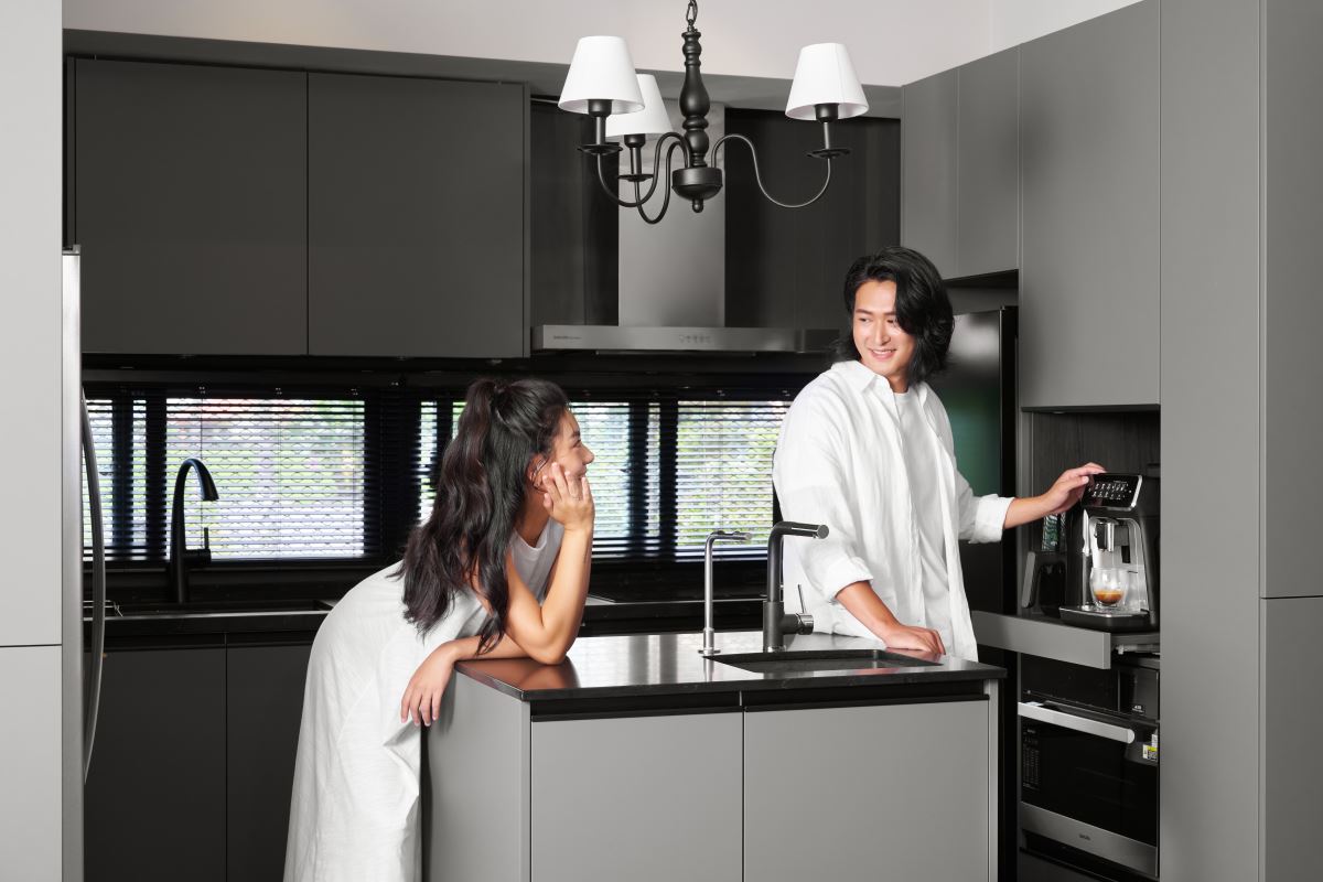 具平板抽設計的電器櫃,讓常用廚電使用起來方便又順手。