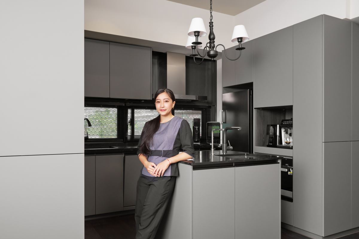 SAKURA KITCHEN 中山南京店設計師團隊,為小蠻和邵翔客製化開放式廚房。