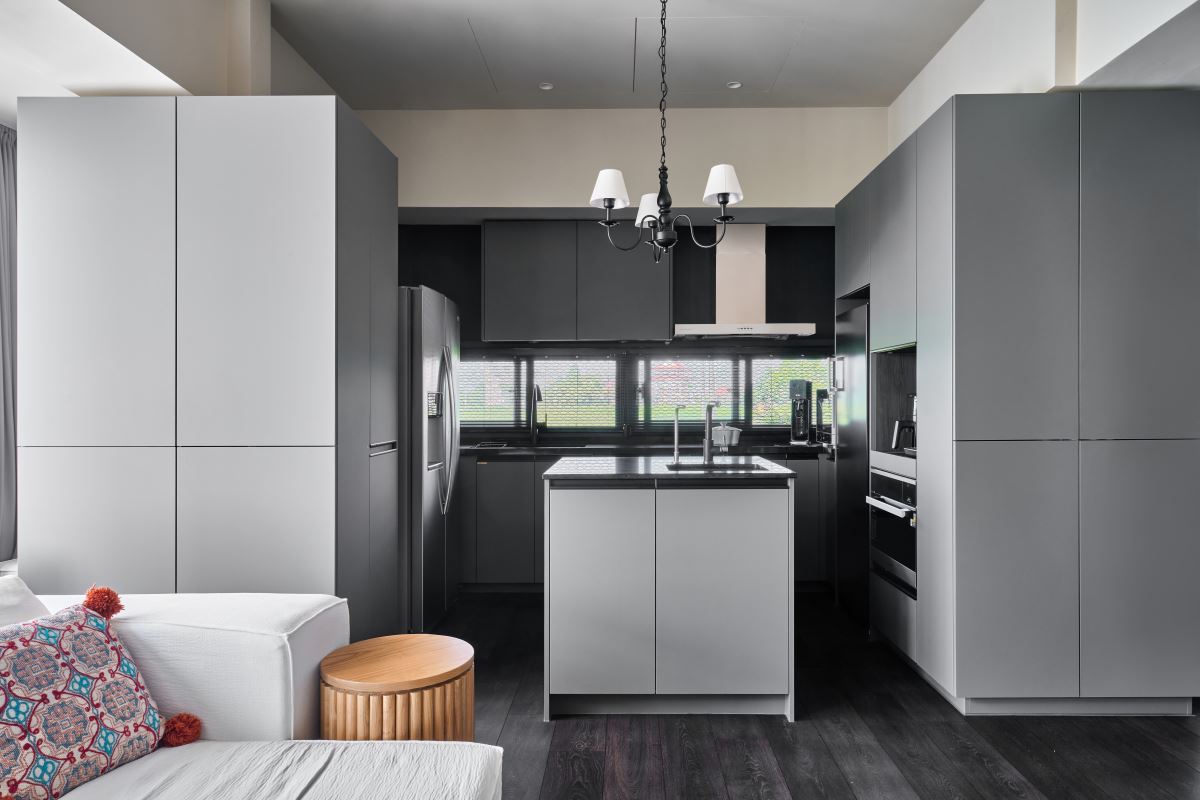 櫃體選用深霧灰的絲絨門板,實現小蠻期盼的歐美風格廚房。