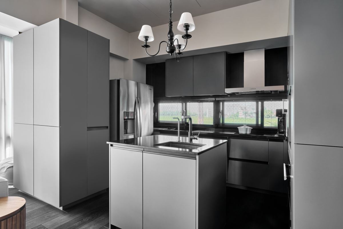 開放式廚房搭配中島設計,增添動線的流暢度。