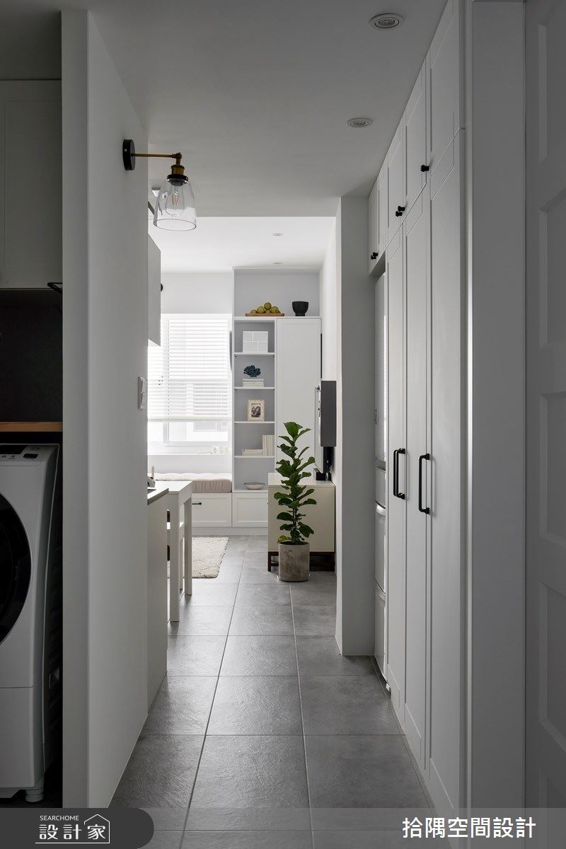 挪移臥房空間將原先的狹窄廊道整合收納,把冰箱、鞋櫃整合於此,補足沒有玄關的劣勢,也有著放大空間的視覺感。