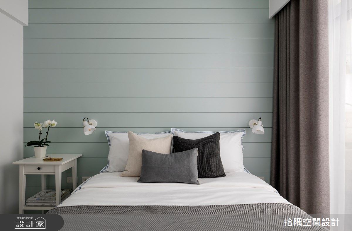 主臥室用橫向溝縫去拉伸線條,增加空間尺度的視覺效果,再用淺綠色的色系,營造療癒自在的臥房風格。
