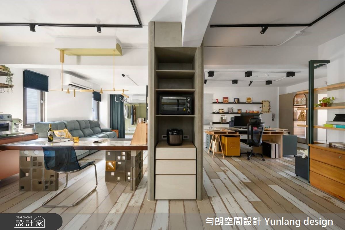 利用大長桌,打造開闊中島輕食區的感覺,讓整個辦公區更加輕鬆自在。