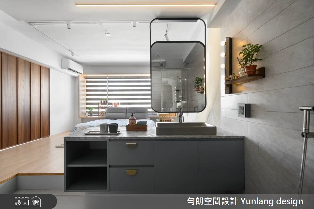 主衛浴在主臥室中直接採開放式,不只確保迅速乾燥,且營造飯店式的動線。