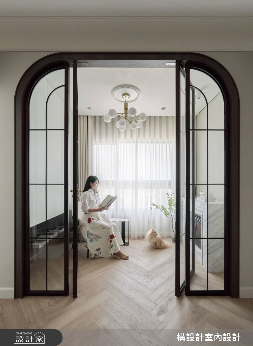 打破生硬的書房印象,將壁爐的溫暖意象納入進來,加入軟裝,透過玻璃雙開門給予穿透感,單單坐在這邊,就堪比國外的優雅生活。