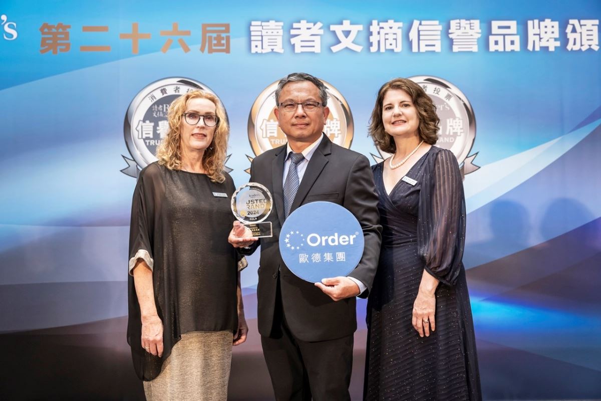 歐德集團蟬連16年獲選信譽品牌,歐德集團總經理江衍欣(中)代表受獎,讀者文摘亞太區總編輯Louise Waterson(右)與區編輯Diane Godley(左)特別祝賀。