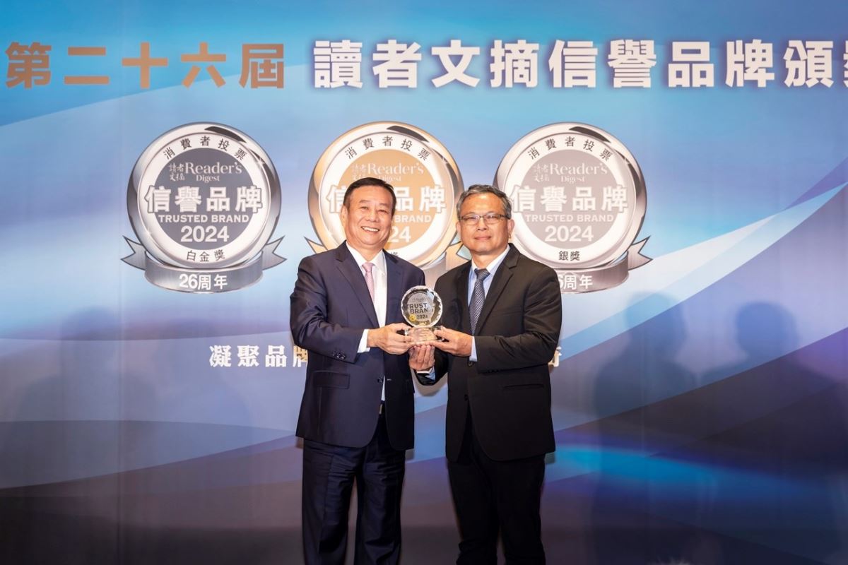 歐德傢俱連續16年獲信譽品牌肯定,歐德集團總經理江衍欣(右)從國策顧問廖全平(左)手中接獲獎座。