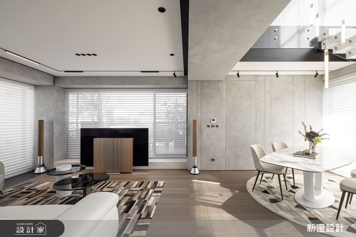 客廳電視牆捨棄傳統設計,改以B&O Beovision Harmony升降電視架,將線材與喇叭隱於機體中,不破壞原本三面採光的優勢