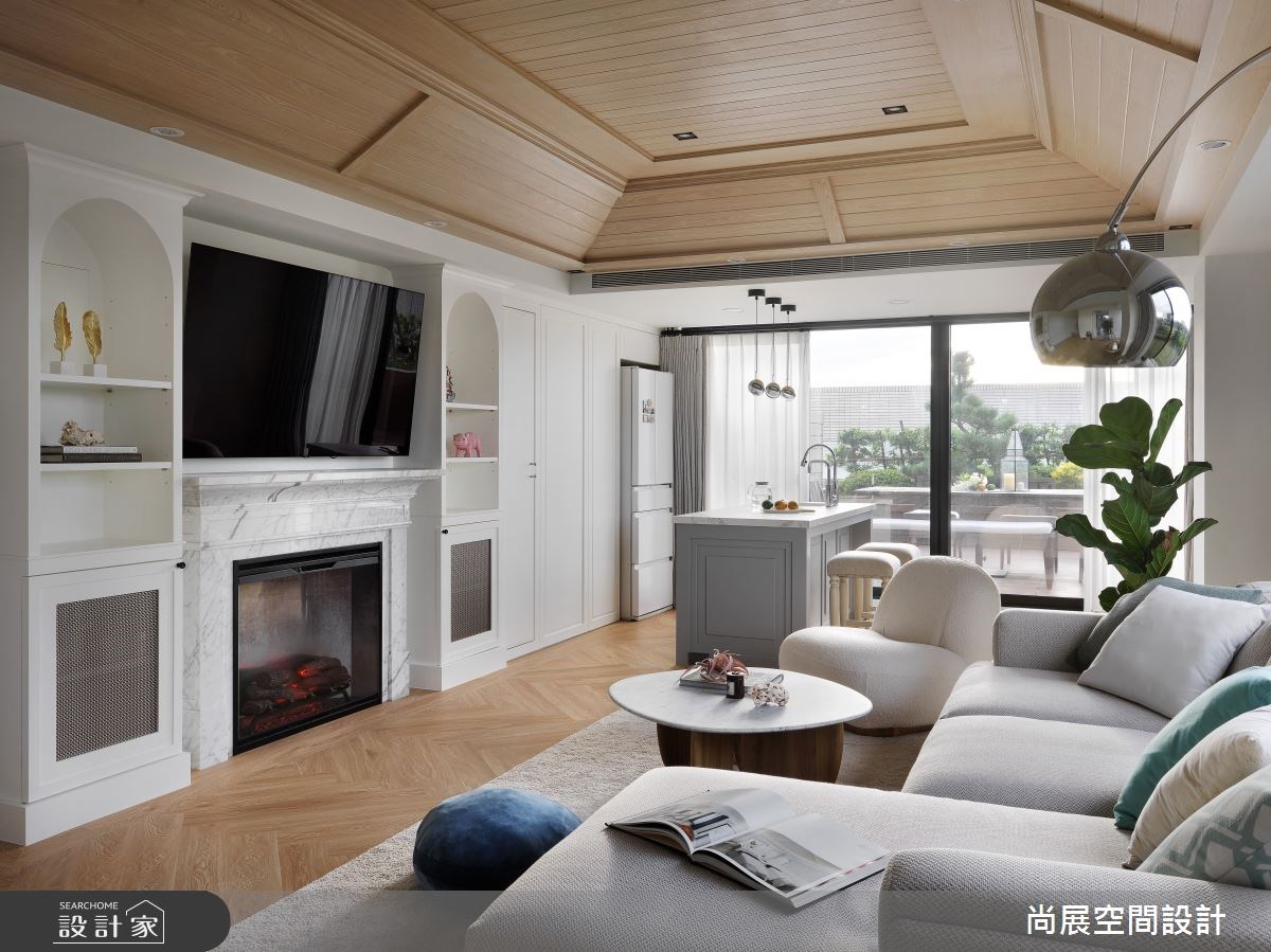 室內訂製吧檯,小中島,滿足主人與賓客飲品需求,還可到戶外欣賞空中花園夜景。