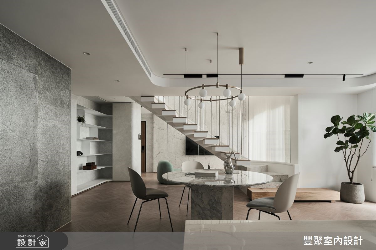 破除樓梯靠角落的傳統思維,更換樓梯位置提升安全性,使二樓空間更完整