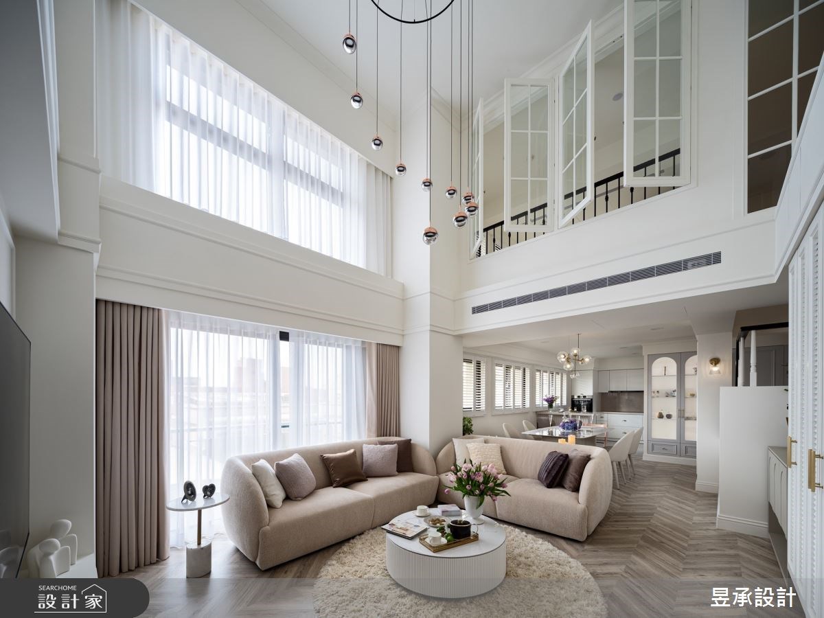 清新的白色格窗,點亮挑高樓中樓