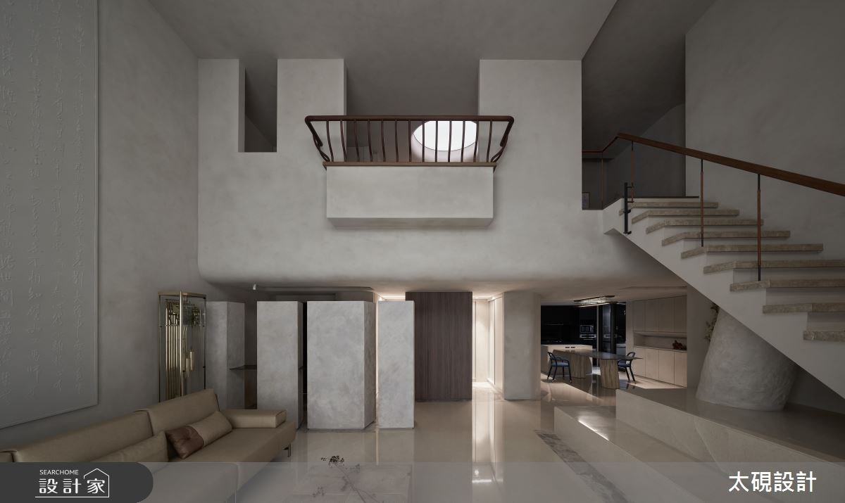 融入建築大牆大柱的壯闊,量體與量體間脫開的空隙,可探望家人生活其中的流動