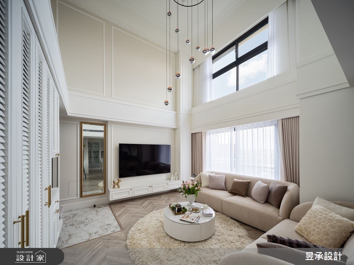 高挑的天花選用美式線板妝佐立面,更塑造了生活內的留白、療癒的氣息