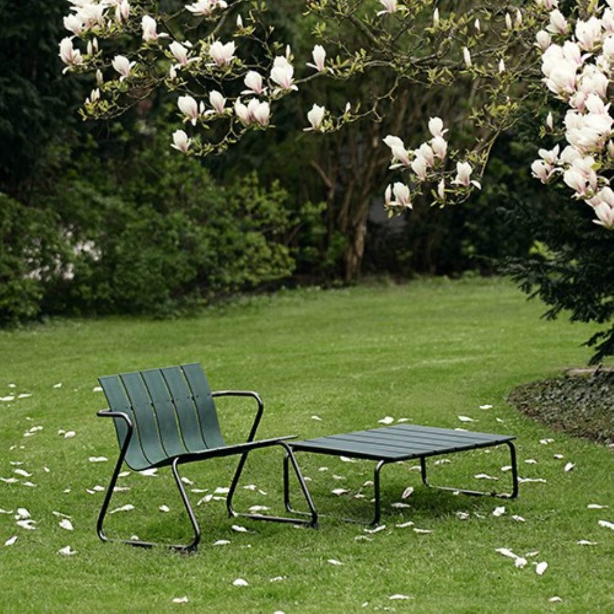 《Ocean OC2 海洋之生》休閒椅將 1950 年的經典家具 Ocean 重製再生，運用大量海洋廢棄塑料、廢棄木、再生 PP 等材質組合製成的休閒單椅。