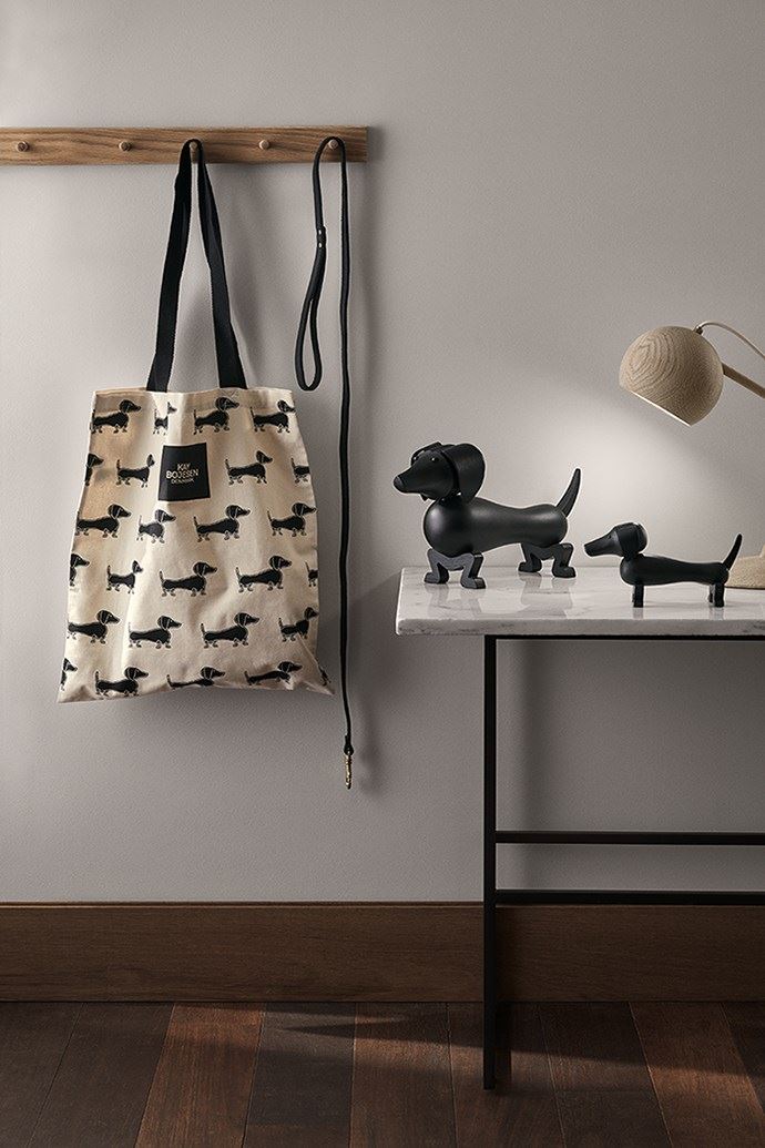 《Dog 木頭臘腸狗》今年邁入 90 年，Kay Bojesen 特別推出採用橡木深色染漆的 90 週年紀念版及限量托特袋。