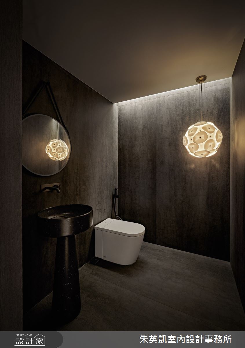 客用衛浴運用大板磚打造黑盒子效果,表劇場感