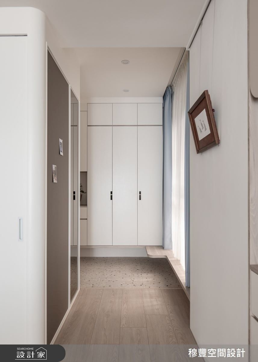 磁吸板及茶鏡貼覆櫃體側邊,不僅利用轉角處作為家庭中的布告欄,也透過材質的堆疊賦予溫馨感。