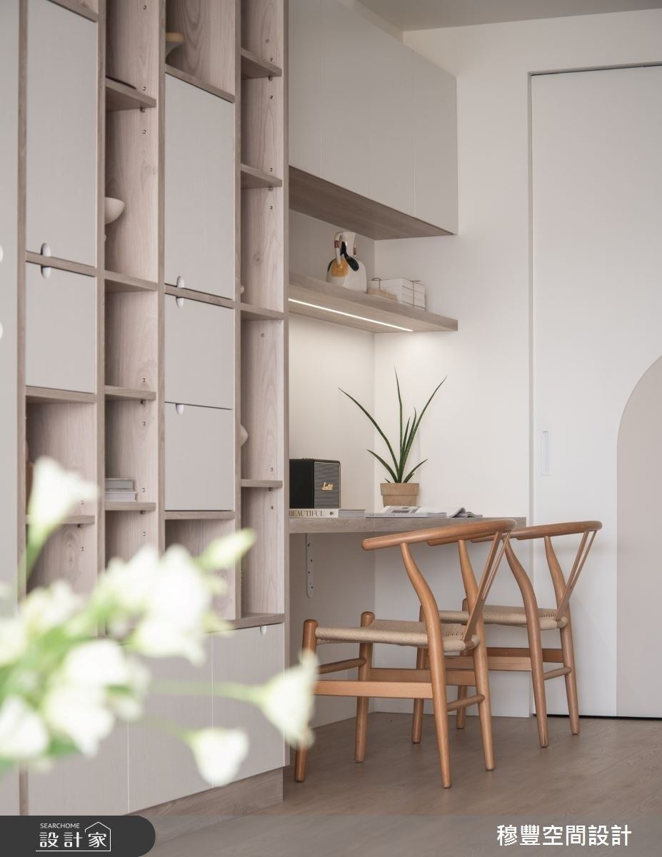 為了需要大收納的屋主,訂製多功能櫃,不規則的格子,提供不同展示、收納的位置,在切割小圓形把手,更加有設計質感。