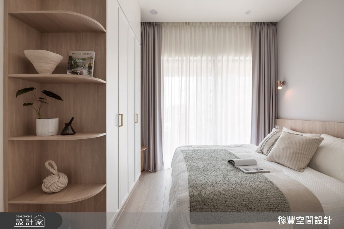 櫃體的轉角處設計圓弧展示,弱化櫃體的銳利感,接續收納的機能,讓床尾的設計形成完整的構成。