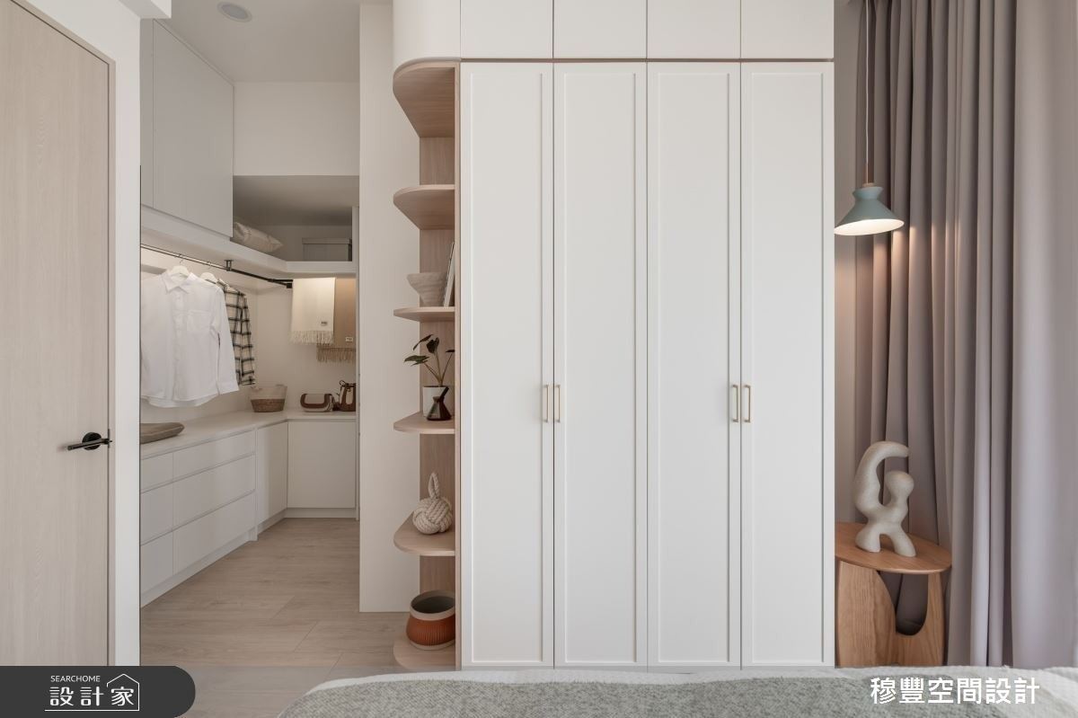 床尾捨棄傳統電視牆,反而藉由不作滿的櫃體提升收納量,留白處吊燈的點綴,也成為一個端景特色,不因此而覺得壓迫。