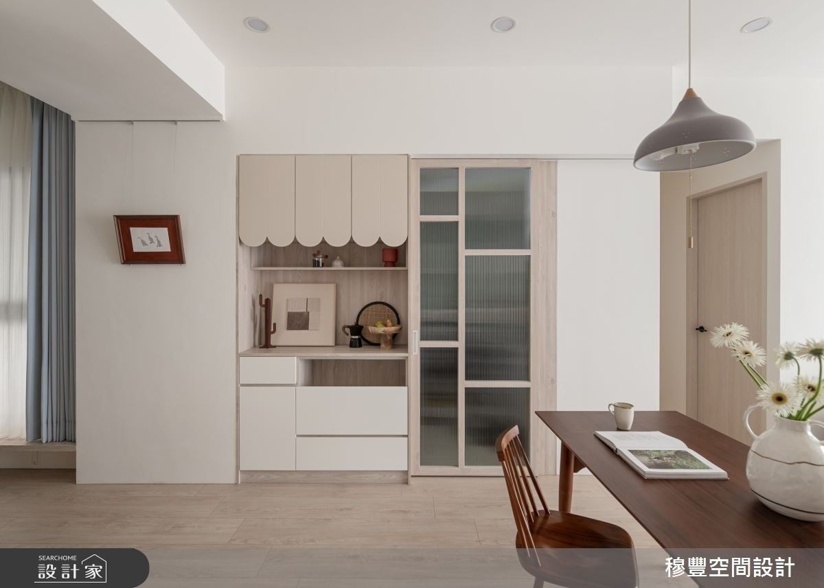 訂製圓弧櫃門的餐邊櫃,可以將簡易的電器外移,方便輕食的使用,提供用餐備品的置放位置。